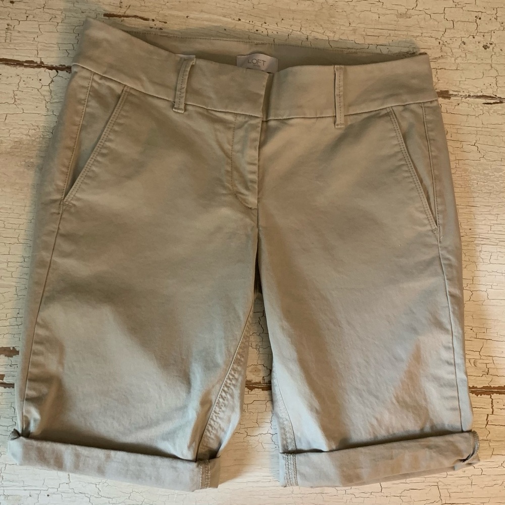 💖Loft Outlet Bermuda Roll Khaki Shorts SZ 4